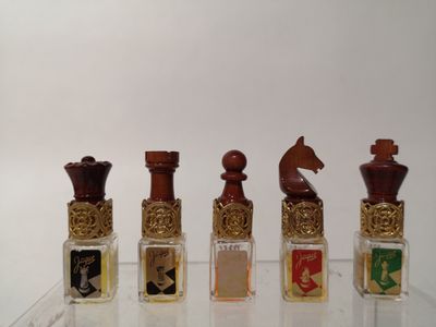 plusieurs petites bouteilles en verre ornées de motifs variés, posées sur une table