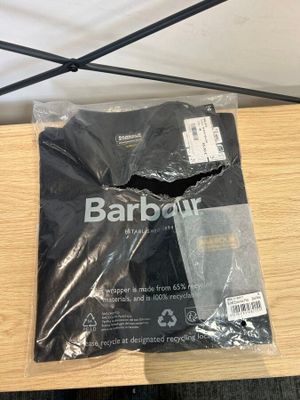 un gros plan d'un sac en plastique posé sur une table en bois