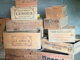 plusieurs caisses en bois empilées les unes sur les autres dans une pièce