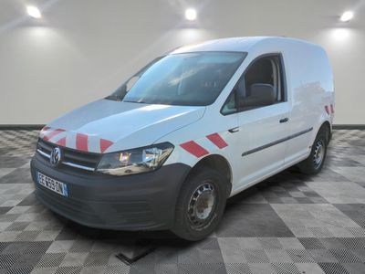 la camionnette blanche est garée sur le sol en damier d'une pièce