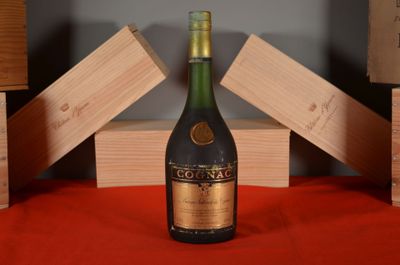 une bouteille de vin posée sur une table