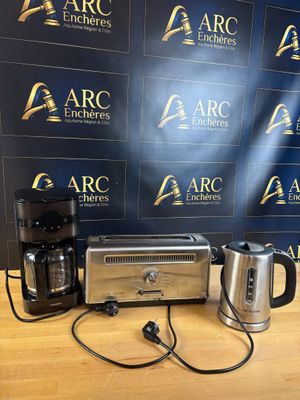 Lot d’une cafetière à filtre Thomson et d’un grille pain et …