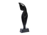 une sculpture noire représentant un chat assis sur un socle en bois
