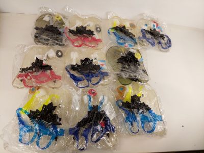 beaucoup de jouets en plastique posés sur une table