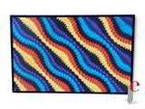 un motif multicolore composé de lignes ondulées sur fond noir
