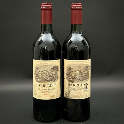 deux bouteilles de vin rouge posées l'une à côté de l'autre sur une table