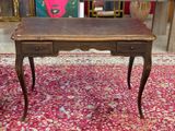 une petite table en bois surmontée d'un tiroir