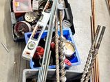 de nombreux outils différents rangés dans une mallette posée par terre