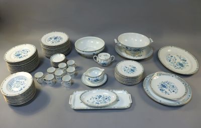 beaucoup d'assiettes et de bols sur la table