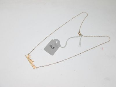 gros plan d'un collier auquel est attachée une étiquette
