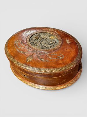 COFFRET A BIJOUX, en cuir à décor d'un médaillon de bronze (scène de c - Photo 1