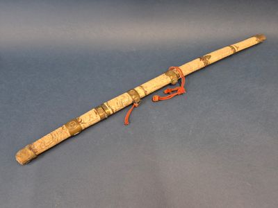 JAPON, XXe siècle Sabre, poignée et fourreau en os à riche d…