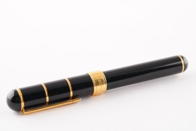 un gros plan d'un stylo-plume posé sur une surface blanche