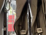 deux paires de chaussures exposées dans un magasin