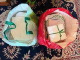 deux sacs posés par terre, contenant des cadeaux emballés