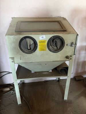 une machine qui se trouve dans le coin d'une pièce