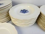 beaucoup d'assiettes empilées les unes sur les autres