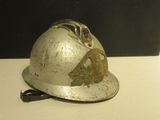 un casque argenté orné d'un emblème en or
