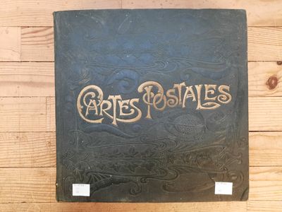 un gros plan sur un livre posé sur une table en bois