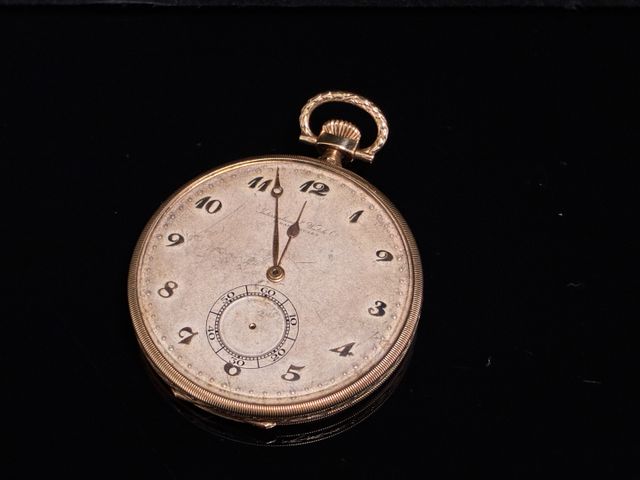 Montre de poche « à gousset » en or 14 carats. Cache poussière en...