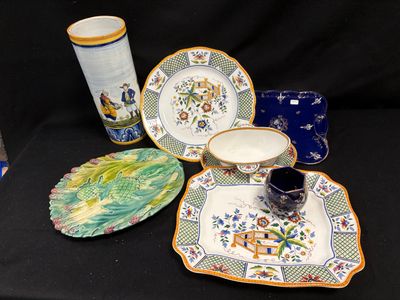 il y a toutes sortes d'assiettes et de tasses sur la table