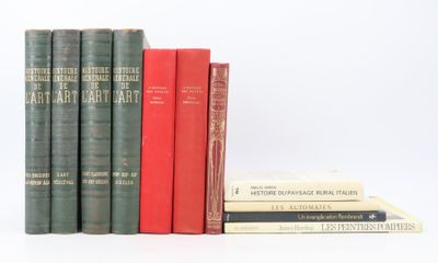 plusieurs livres sont empilés sur une surface blanche