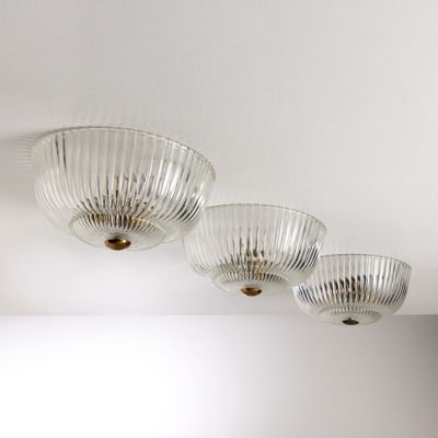 trois bols en verre suspendus au plafond