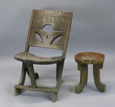 une paire de chaises anciennes en bois et un tabouret à assise en bois