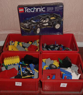 LEGO Lot de pièces en vracs. Contenu dans 4 caisses en pvc.