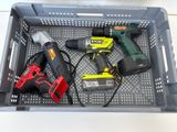 un panier contenant des outils, posé sur une table