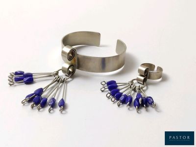 un bracelet en argent orné de perles bleues et une paire de boucles d'oreilles