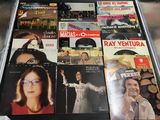 beaucoup de DVD dans une valise posée sur une table