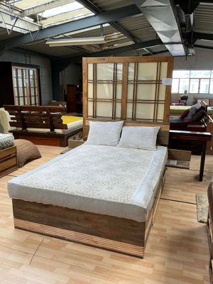 un lit situé au milieu d'une pièce