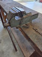 Établi ancien en bois avec 2 étaux dont 1 de L : 30 cm, 2 ti… (photo 2)