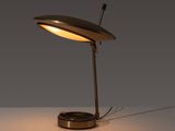 gros plan d'une lampe sur une table à fond blanc