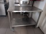 une table en acier inoxydable au milieu d'une cuisine