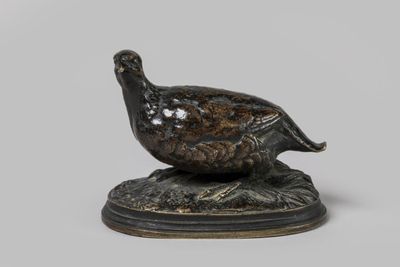 une image représentant une statue en bronze d'un oiseau posée sur un socle