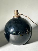 Deux lampes, de forme boule, en verre opaliné noir, dont une… (photo 5)