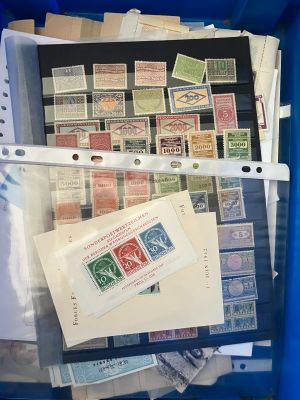 une boîte bleue remplie de timbres et d'autres objets