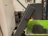 un bac vert rempli de terre, dans un garage