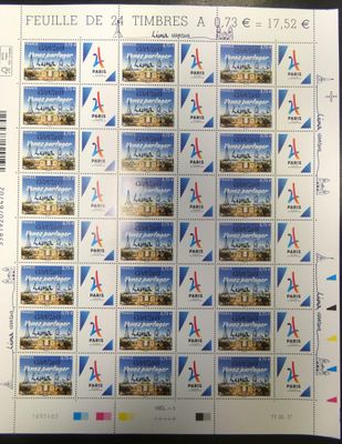les timbres se trouvent sur une feuille de papier sur laquelle est représenté un bâtiment
