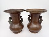 deux vases posés sur une table