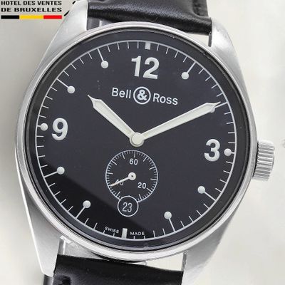 gros plan d'une montre-bracelet avec un cadran noir