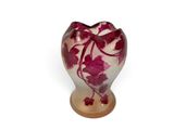 un vase orné d'un motif rose et blanc