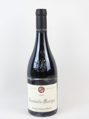 une bouteille de vin posée sur une table