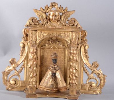 une horloge en or ornée d'une figurine représentant une femme en robe