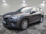 une Mazda CX-5 grise garée sur un sol à damier