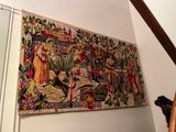 une photo d'une tapisserie accrochée au mur au-dessus de l'escalier