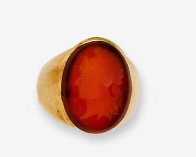 une image représentant une bague en or ornée d'une pierre de cornal au centre