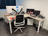 un bureau avec une chaise et un ordinateur dessus